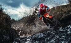 米兰体育-赛道上的逆袭，阿隆索关键制胜，红牛二队鏖战雷诺车队