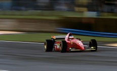 米兰体育入口-赛道与球场，当F1争冠之夜遇见约基奇的团队哲学