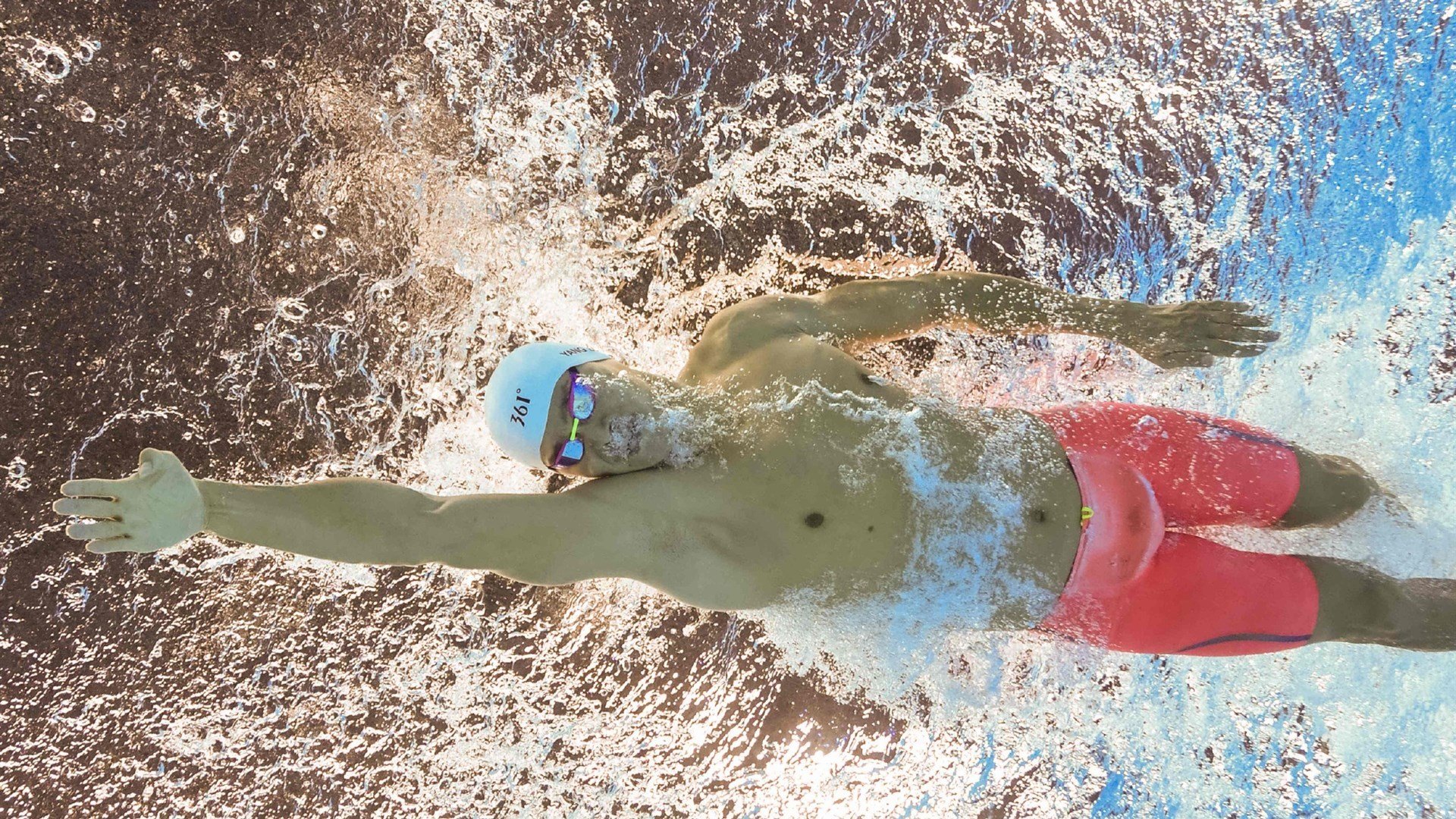 赛道上的孤勇者，维斯塔潘独力扛起哈斯，鏖战红色巨人法拉利